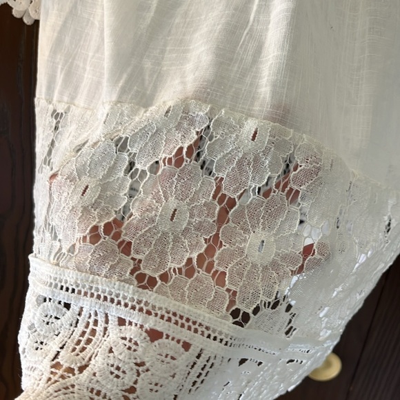 No brand 3/4 sleeved white blouse with lace and embroidered flowers. Size L - Picture 4 of 7
